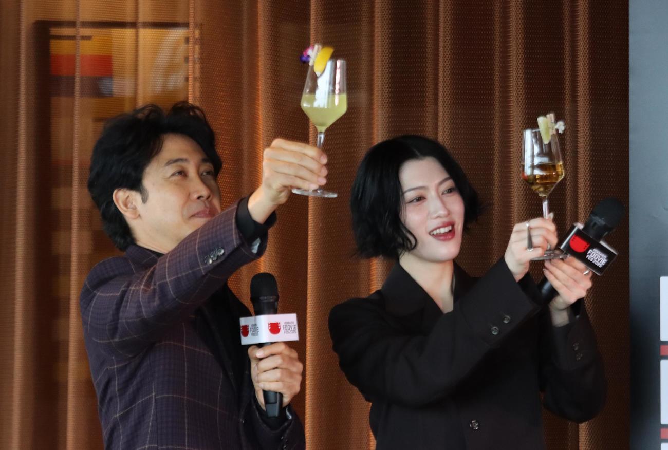 北海道フービーフェスティバルのランチイベントで乾杯する大泉洋（左）と三吉彩花（撮影・保坂果那）