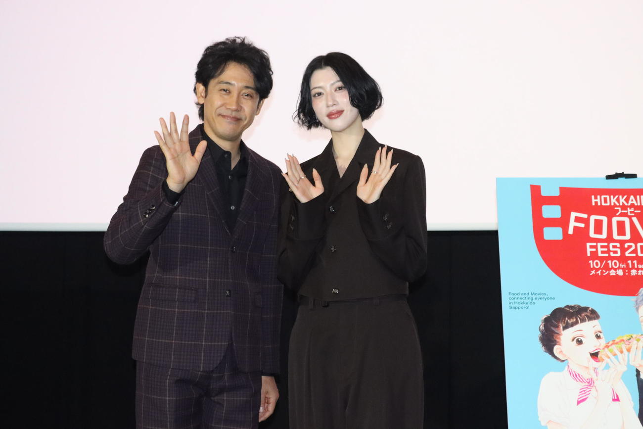 北海道フービーフェスティバル上映会に登壇した大泉洋（左）と三吉彩花（撮影・保坂果那）