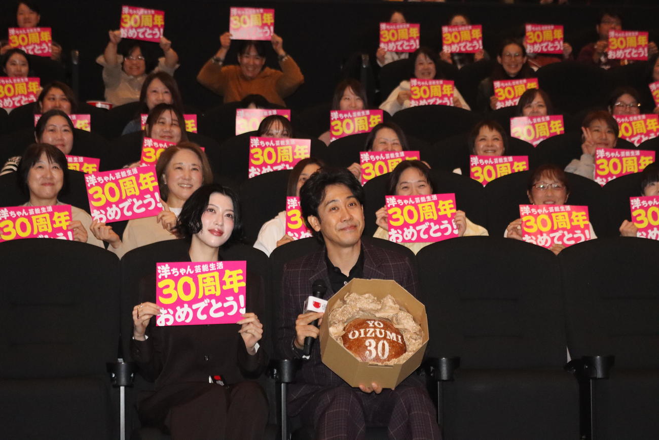 北海道フービーフェスティバル上映会で芸能生活30周年を祝われる大泉洋（手前右）。同左は三吉彩花（撮影・保坂果那）