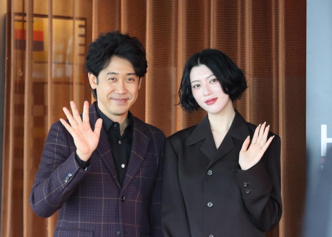 北海道フービーフェスティバルのランチイベントに登場した大泉洋（左）と三吉彩花（撮影・保坂果那）