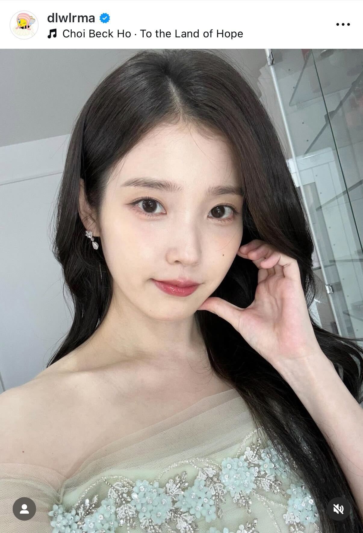 IU（インスタグラムから）