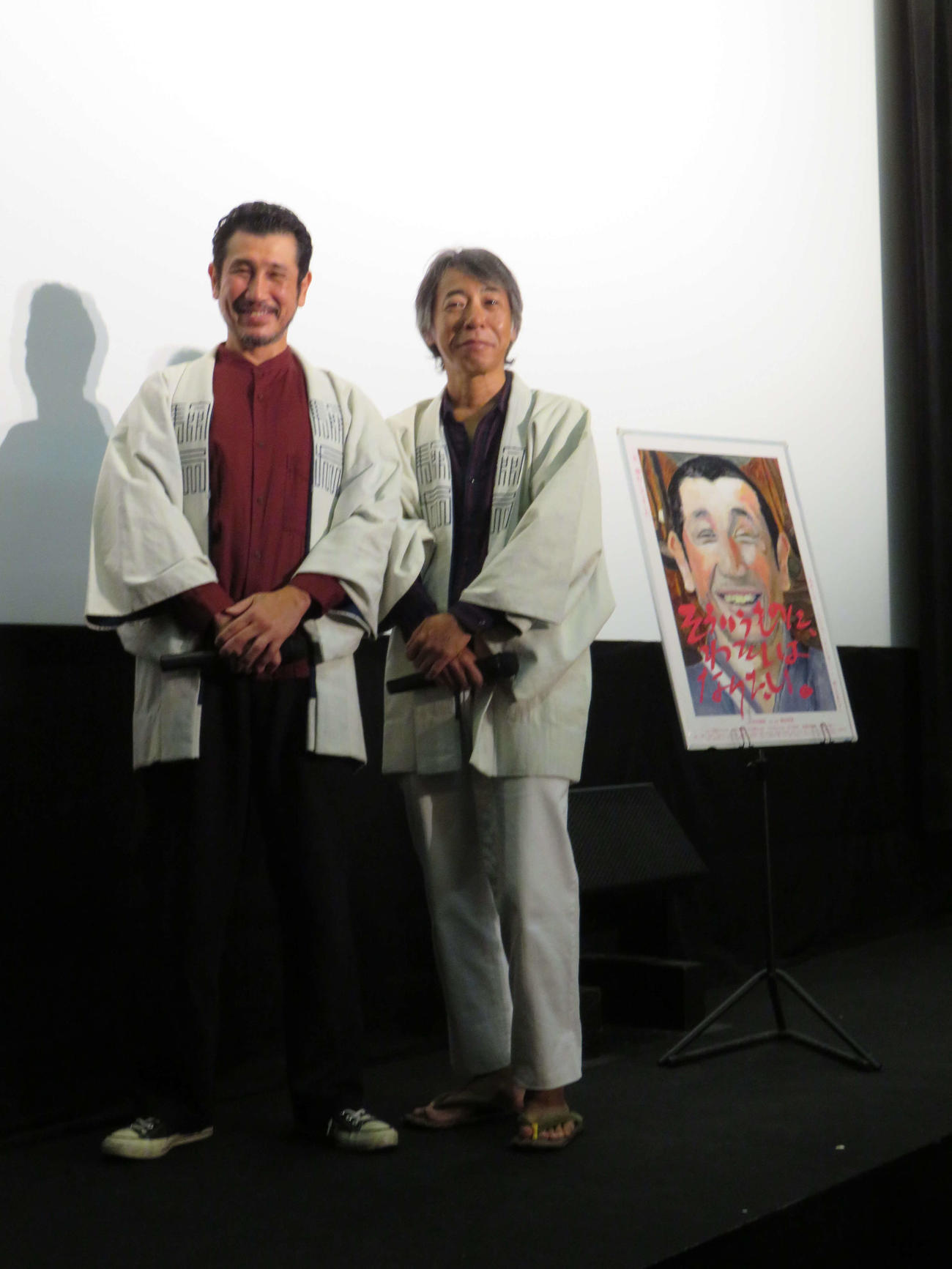 映画「そういうものに、わたしはなりたい。」公開記念舞台あいさつに登壇した渋川清彦（左）と豊田利晃監督（撮影・村上幸将）