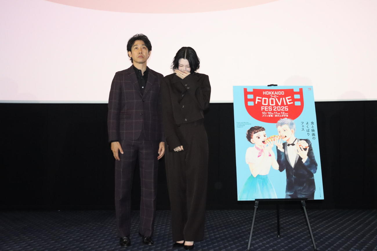 北海道フービーフェスティバル上映会に登壇した大泉洋（左）は背伸びして撮影に応じる。右は三吉彩花（撮影・保坂果那）