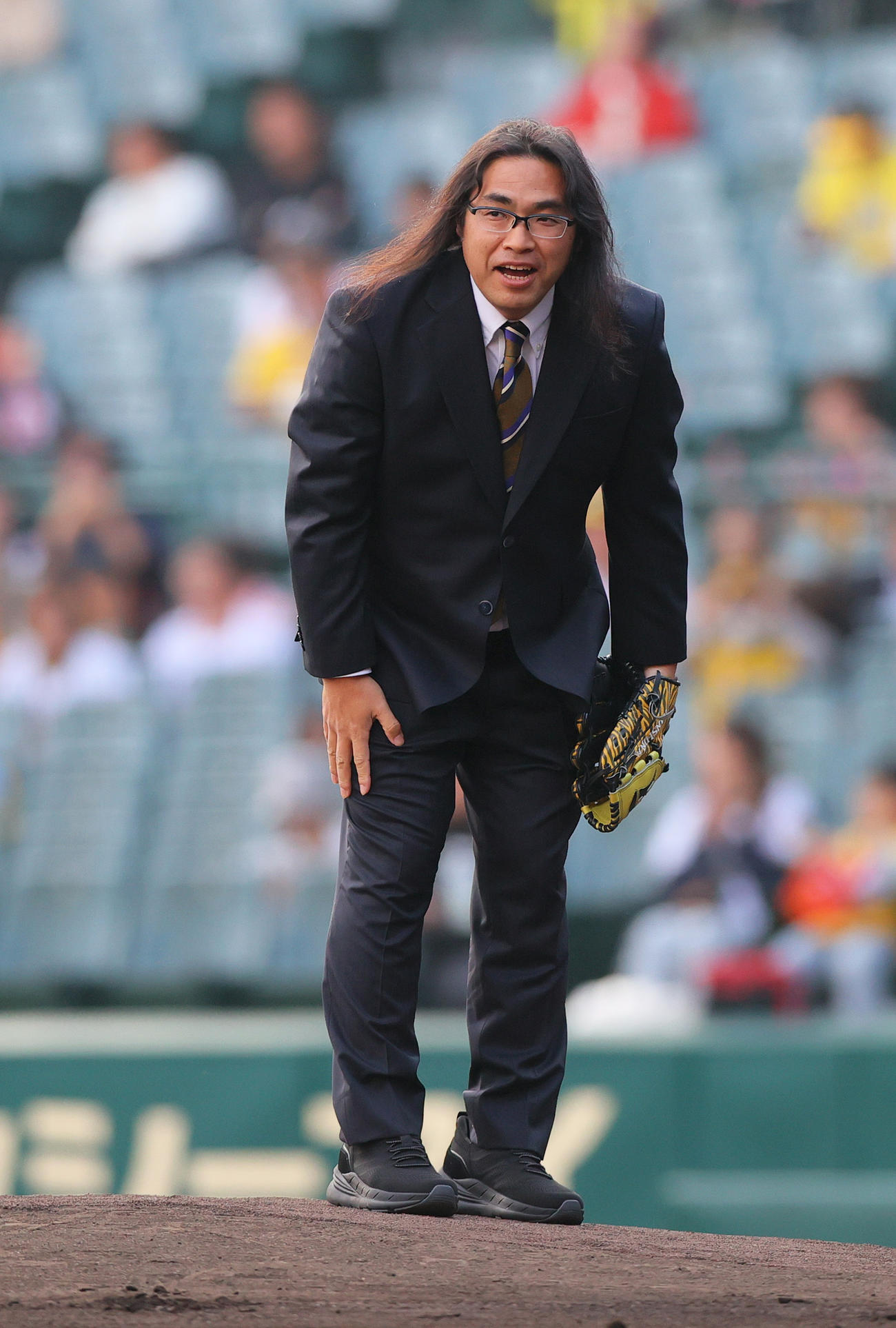 甲子園でファーストピッチを終えあいさつするロッチ中岡（25年4月11日）