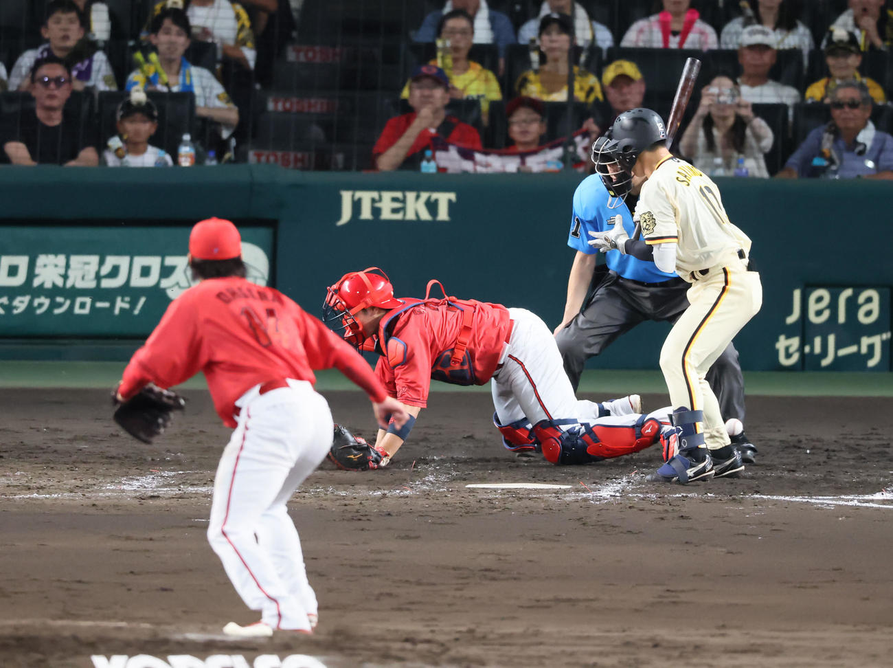 25年7月30日の広島戦で、4回裏阪神2死三塁、打者坂本のとき大瀬良のワイルドピッチで三塁走者が生還