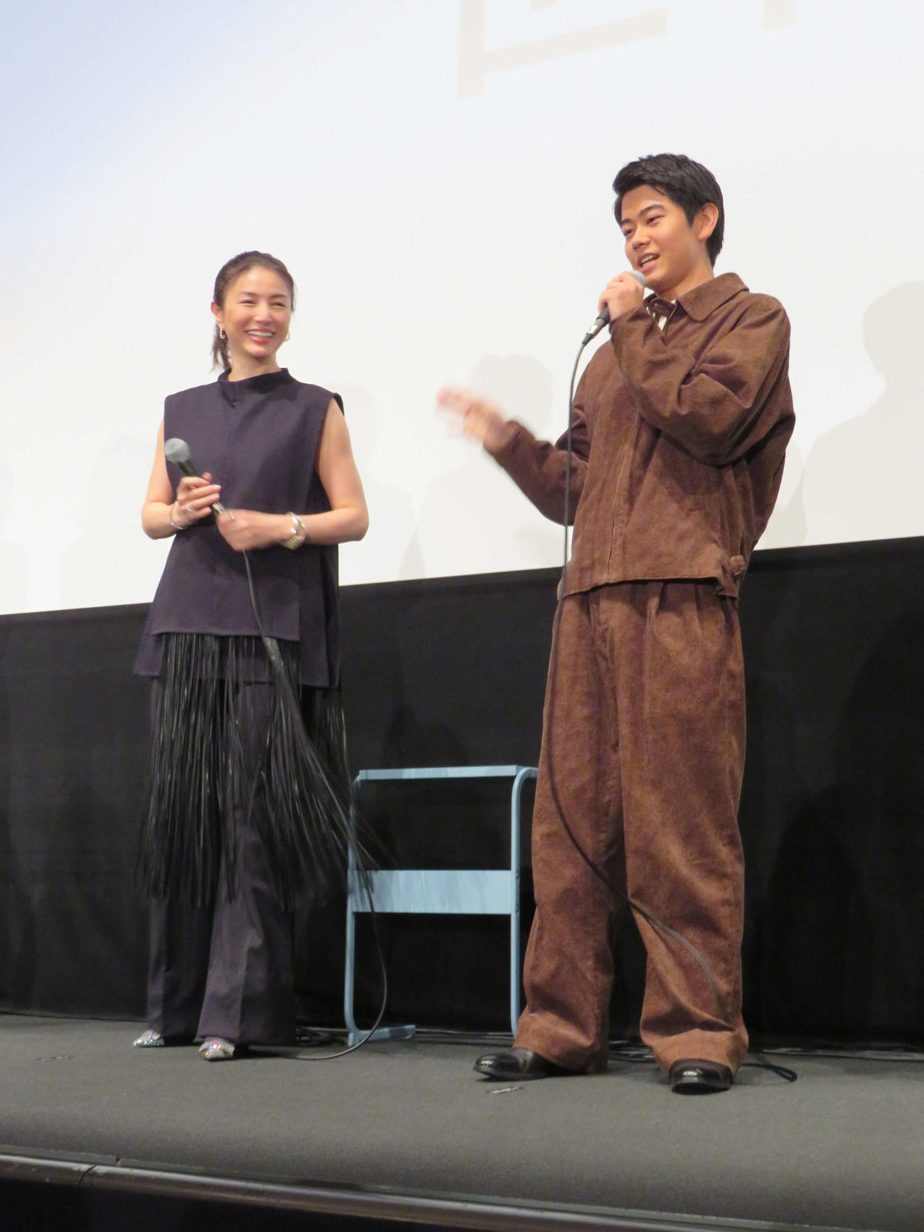 映画「見はらし世代」公開記念舞台あいさつに登壇した井川遥と黒崎煌代（撮影・村上幸将）