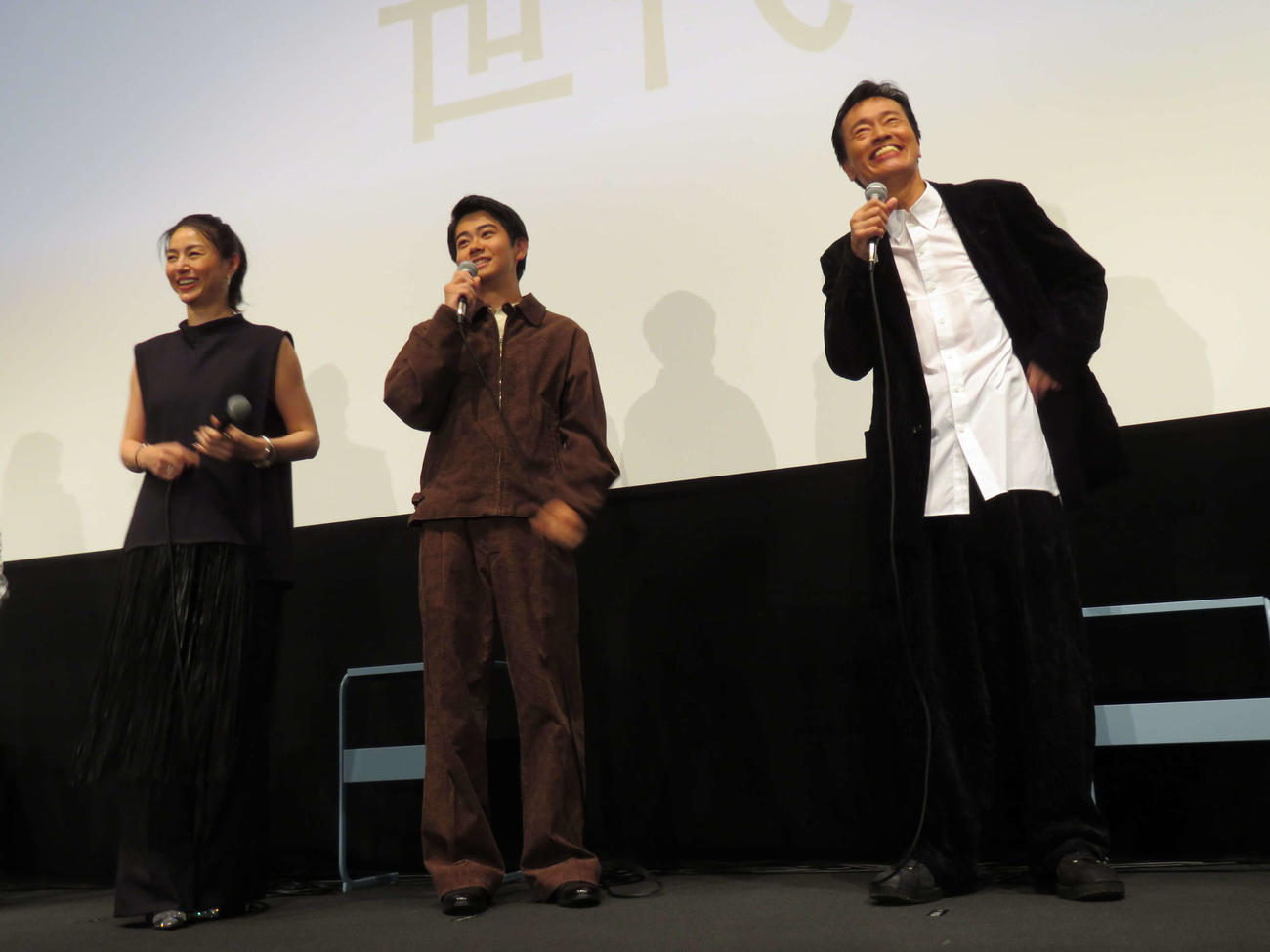 映画「見はらし世代」公開記念舞台あいさつに登壇した、左から井川遥、黒崎煌代、遠藤憲一（撮影・村上幸将）