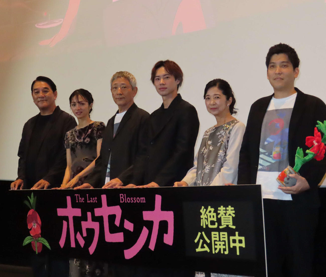 アニメ映画「ホウセンカ」の公開記念舞台あいさつに出席した、左からピエール瀧、満島ひかり、小林薫、戸塚純貴、宮崎美子、木下麦監督