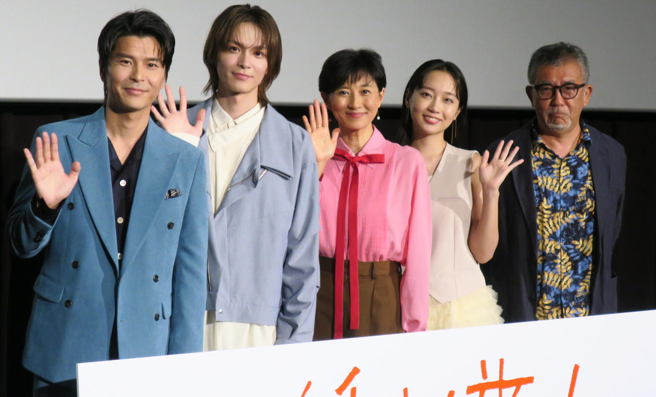 映画「種まく旅人～醪のささやき～」公開記念舞台あいさつで。左から、朝井大智、金子隼也、菊川怜、清水くるみ、篠原哲雄監督