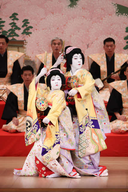 「吉例顔見世」昼の部」京鹿子娘二人道成寺」を踊る尾上菊之助（左）、8代目尾上菊五郎