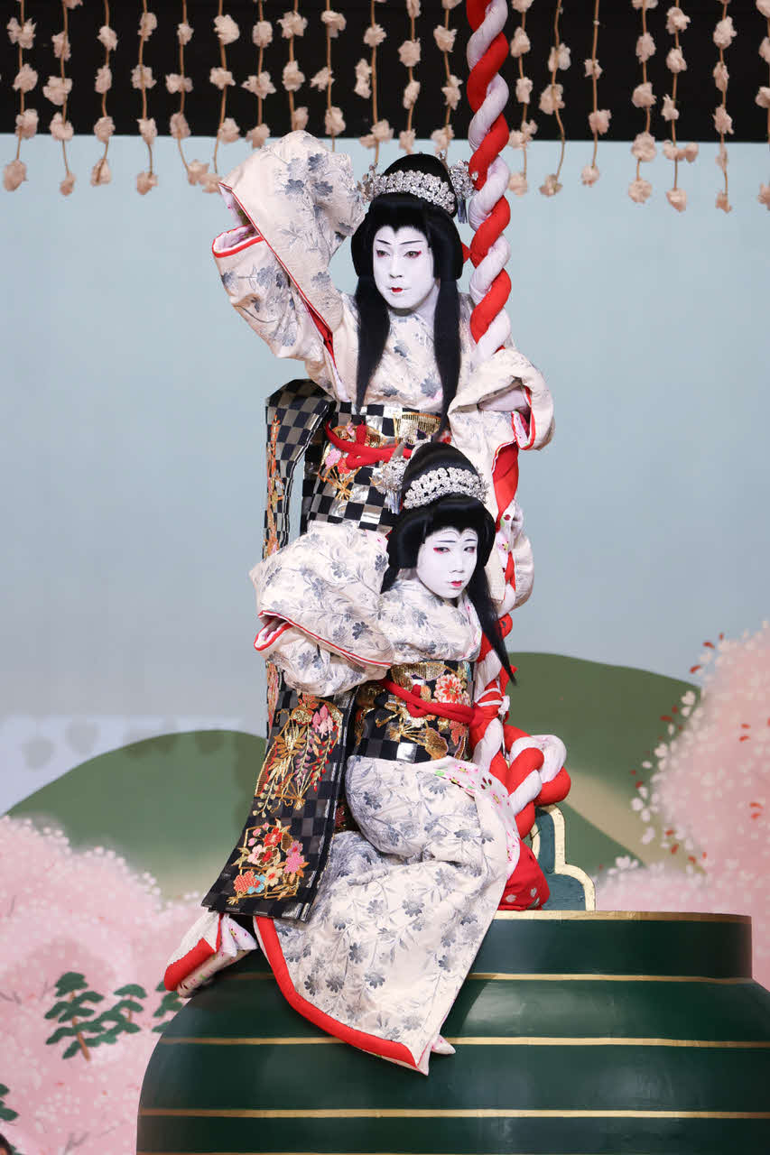 「吉例顔見世」昼の部」京鹿子娘二人道成寺」をに出演する8代目尾上菊五郎（上）、尾上菊之助