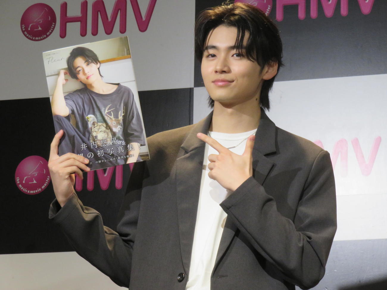 「井内悠陽　1st写真集　Fleur」の発売記念イベントの取材に臨んだ井内悠陽
