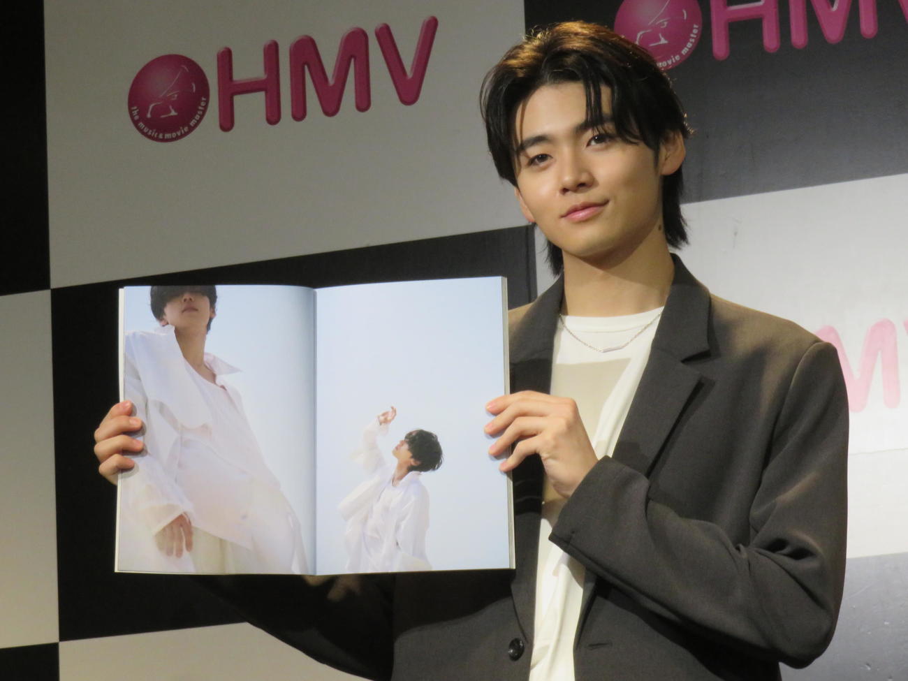 「井内悠陽　1st写真集　Fleur」の発売記念イベントの取材に臨んだ井内悠陽
