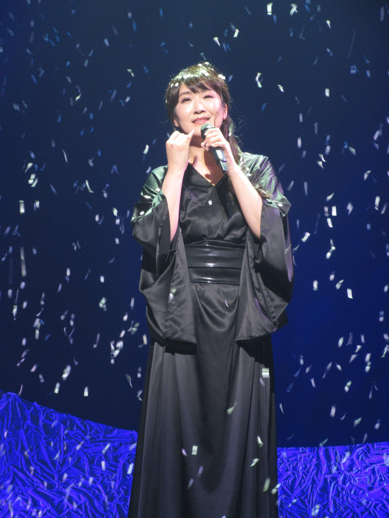 10月6日、雪の舞う演出の中熱唱する市川由紀乃