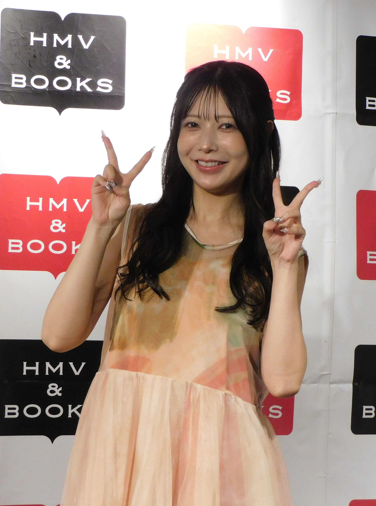 カレンダー発売記念イベントを行った斉藤優里（撮影・寺本吏輝）