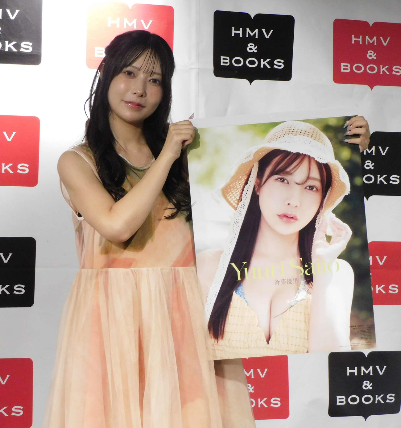 カレンダー発売記念イベントを行った斉藤優里（撮影・寺本吏輝）