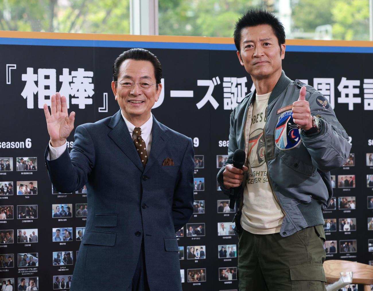 「相棒　season24」ファンミーティングに登場した水谷豊（左）と寺脇康文（撮影・野上伸悟）