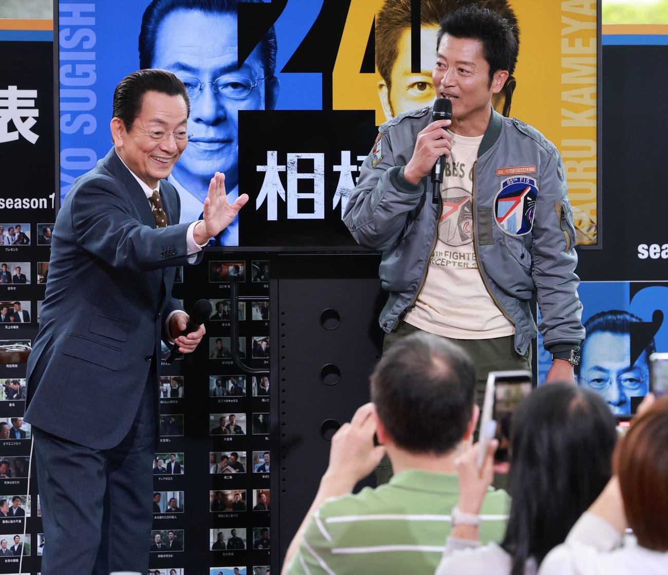 「相棒　season24」ファンミーティングに登場した水谷豊（左）と寺脇康文（撮影・野上伸悟）