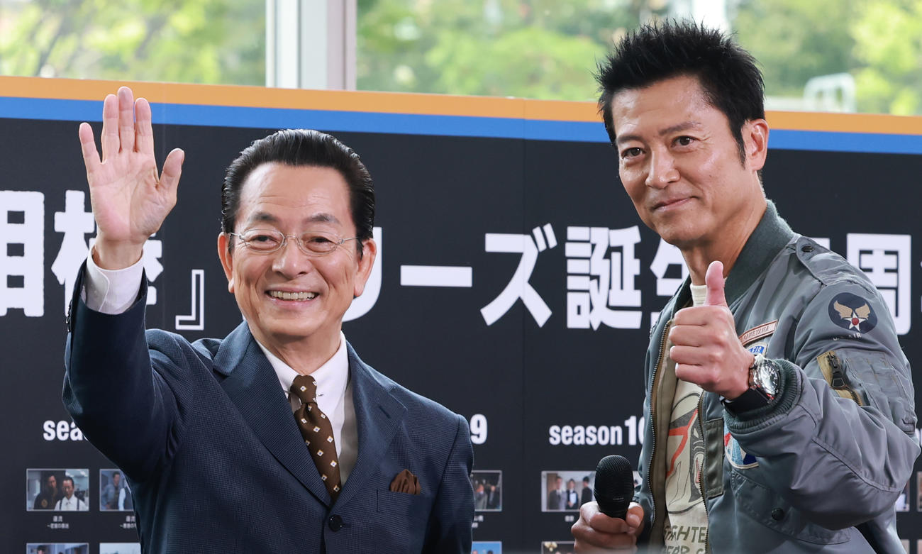 「相棒　season24」ファンミーティングに登場した水谷豊（左）と寺脇康文（撮影・野上伸悟）