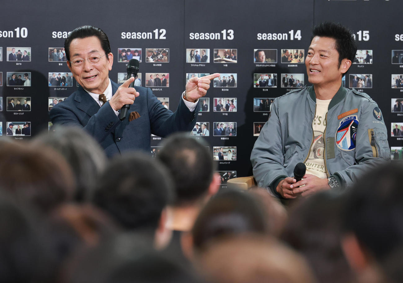 「相棒　season24」ファンミーティングに登場した水谷豊（左）と寺脇康文（撮影・野上伸悟）