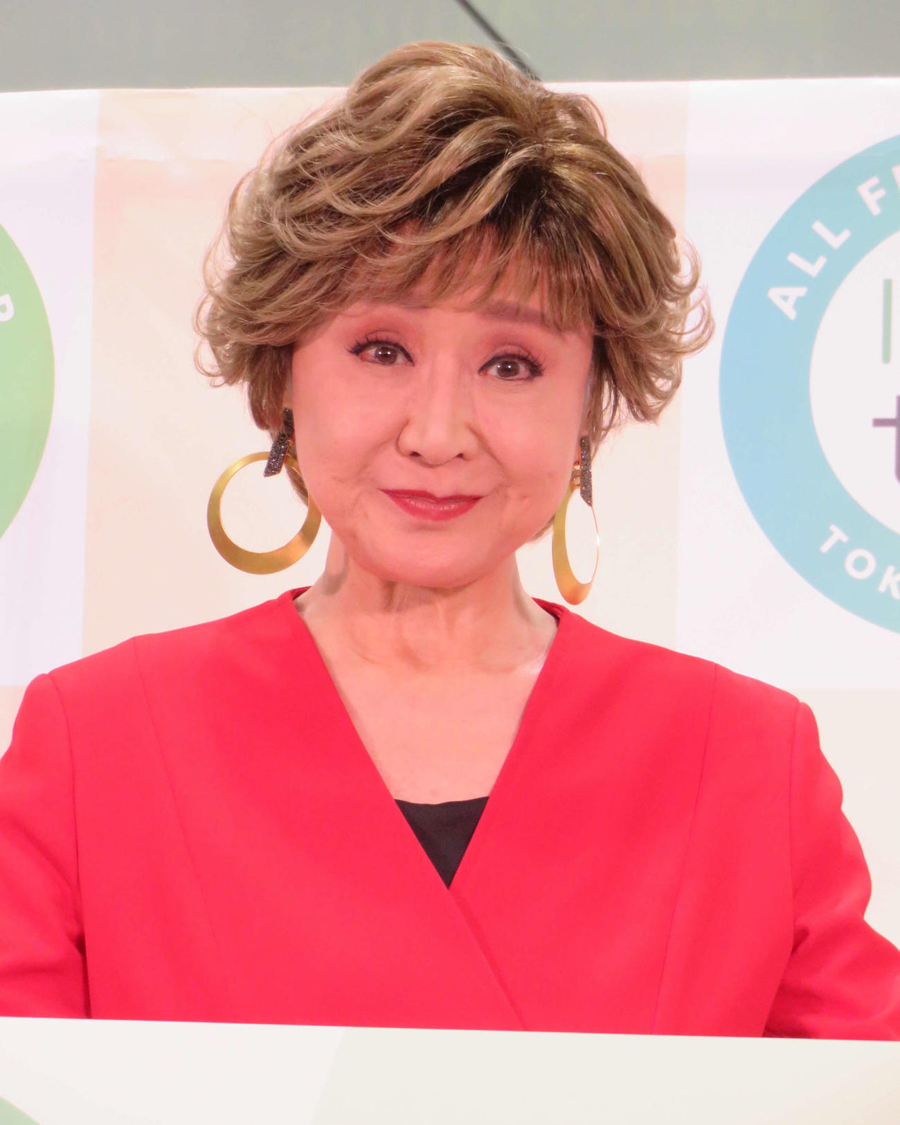電炉鉄鋼メーカー「東京製鐵」の「ほぼゼロ」キャンペーンでPRをする小林幸子