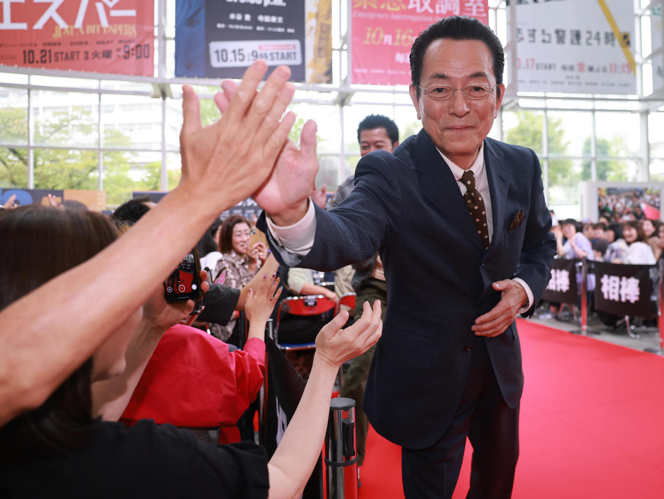 「相棒　season24」ファンミーティングでファンとハイタッチする水谷豊（手前）と寺脇康文（撮影・野上伸悟）