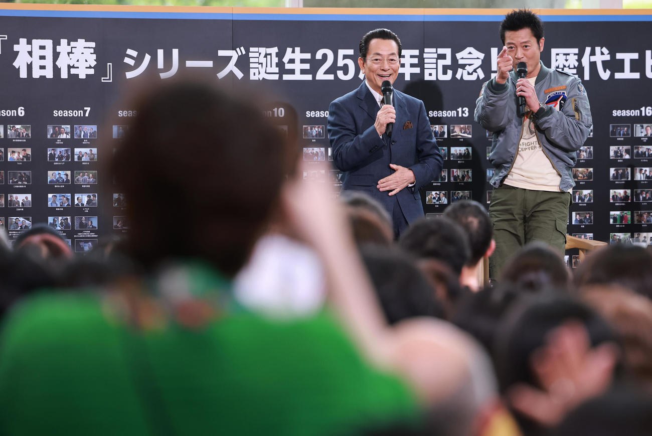 「相棒　season24」ファンミーティングに登場した水谷豊（左）と寺脇康文は、この日が誕生日のファンにバースデーソングのプレゼント（撮影・野上伸悟）