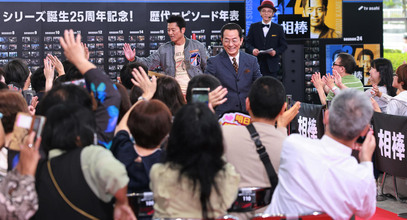 「相棒　season24」ファンミーティングでファンとハイタッチする水谷豊（手前）と寺脇康文（撮影・野上伸悟）