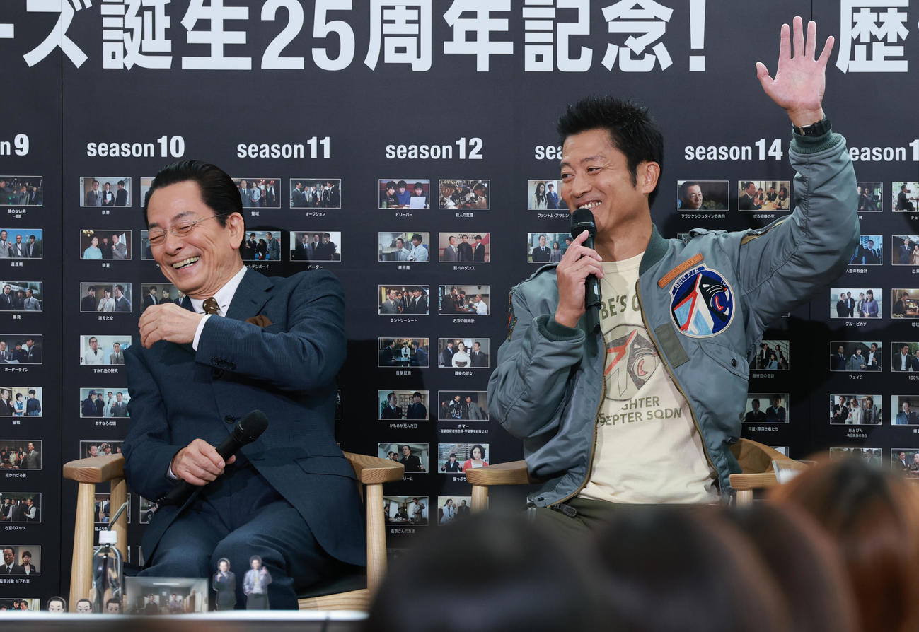 「相棒　season24」ファンミーティングに登場した水谷豊（左）と寺脇康文（撮影・野上伸悟）