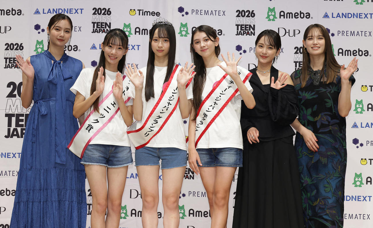 2026 MISS TEEN JAPANで記念撮影する、左から新川優愛、フォトジェニック賞中尾明彩さん、グランプリ上野真子さん、準グランプリ池之内琉羽さん、平祐奈、トラウデン直美（撮影・中島郁夫）