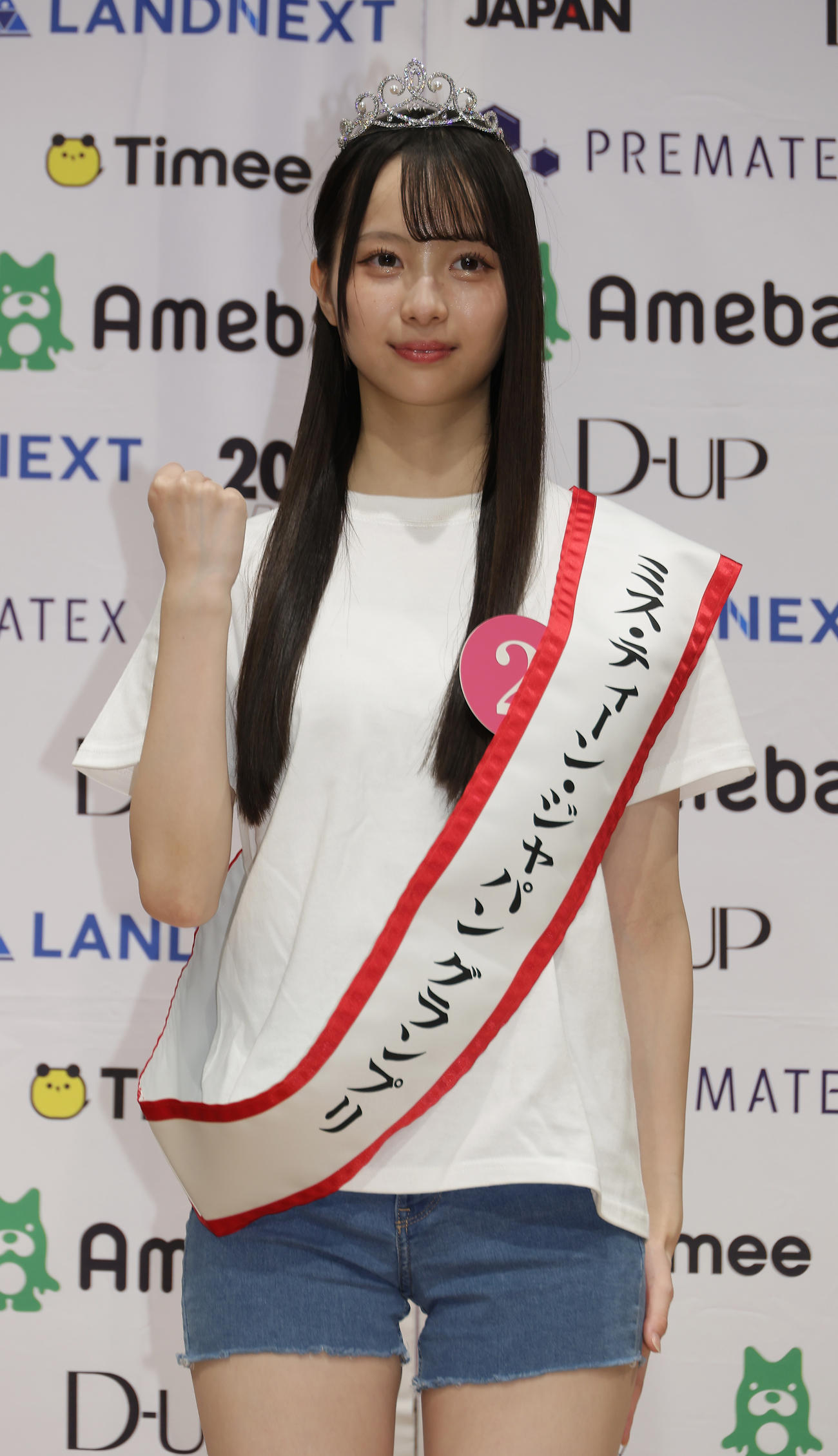 2026 MISS TEEN JAPANグランプリを受賞し記念撮影する上野真子さん（撮影・中島郁夫）
