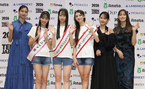 2026 MISS TEEN JAPANで記念撮影する、左から新川優愛、フォトジェニック賞中尾明彩さん、グランプリ上野真子さん、準グランプリ池之内琉羽さん、平祐奈、トラウデン直美（撮影・中島郁夫）