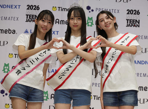 2026 MISS TEEN JAPAN受賞者たち。左からフォトジェニック賞中尾明彩さん、グランプリ上野真子さん、準グランプリ池之内琉羽さん（撮影・中島郁夫）