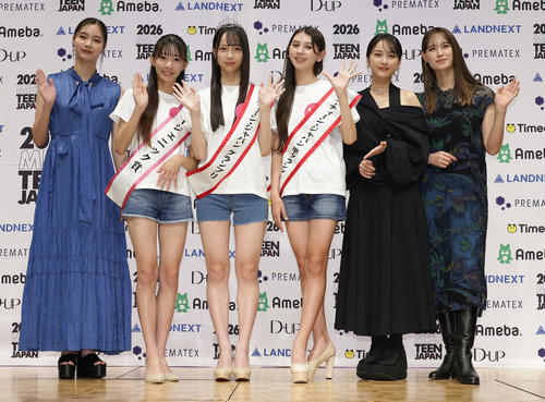 2026 MISS TEEN JAPANで記念撮影する、左から新川優愛、フォトジェニック賞中尾明彩さん、グランプリ上野真子さん、準グランプリ池之内琉羽さん、平祐奈、トラウデン直美（撮影・中島郁夫）