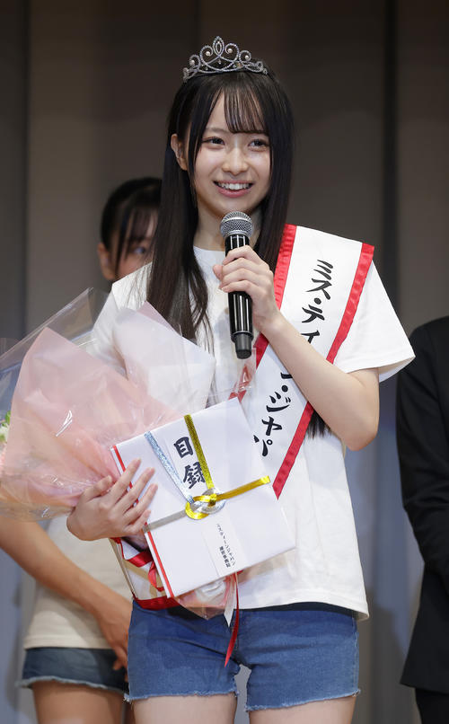 2026 MISS TEEN JAPANグランプリを受賞し喜びを語る上野真子さん（撮影・中島郁夫）