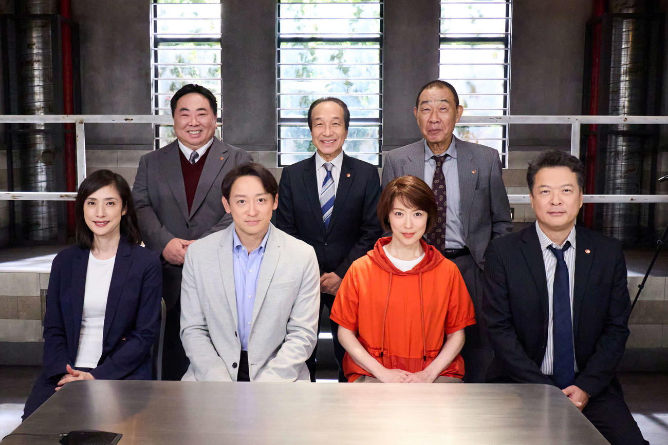 テレビ朝日系「緊急取調室」の囲み会見に出席した、前列左から天海祐希、山本耕史、若村麻由美、田中哲司、後列左から塚地武雅、小日向文世、でんでん