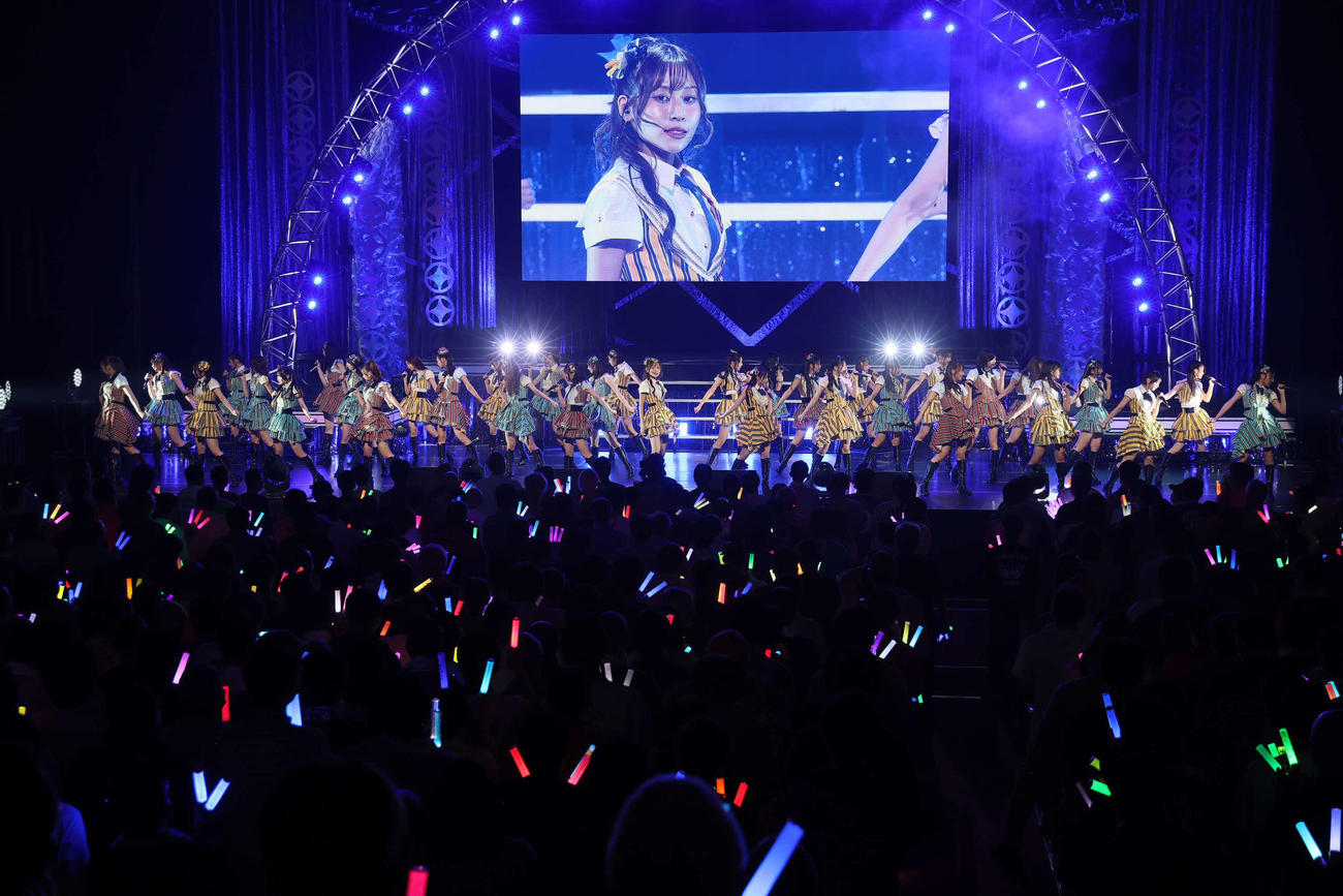 「SKE48 17th Anniversary Festival 2025」でパフォーマンスするSKE48。中央は青海ひな乃　（C）2025 Zest，　Inc．