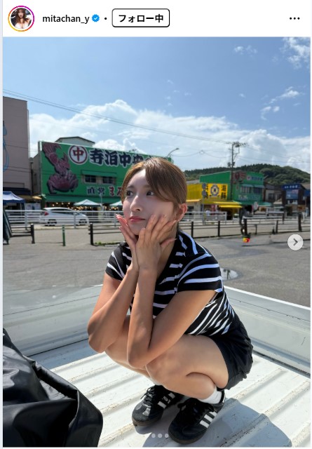 ボーダーTシャツに黒ショートパンツ姿の三田悠貴（三田悠貴のインスタグラムから）