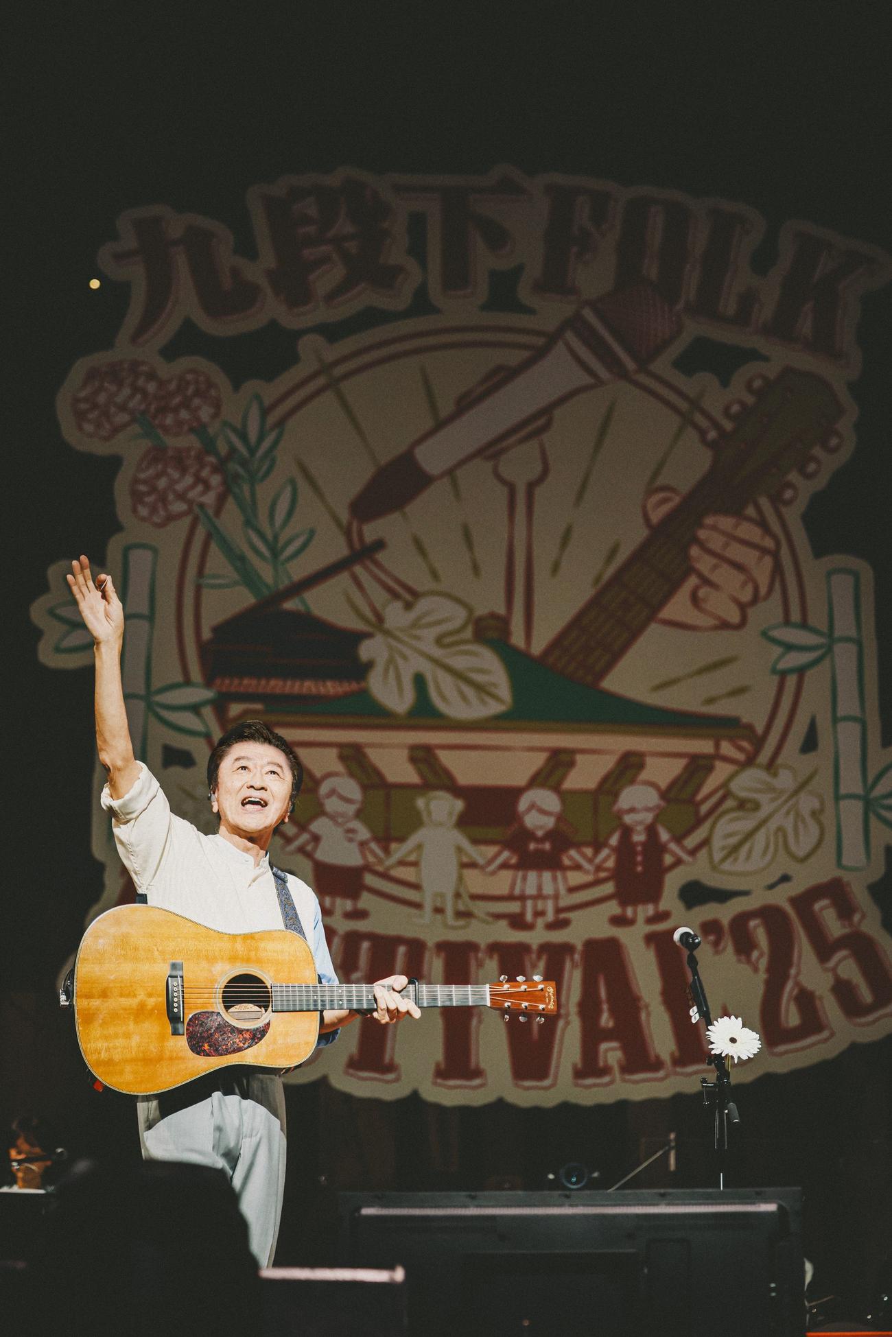 九段下フォーク・フェスティバルで歌唱する桑田佳祐