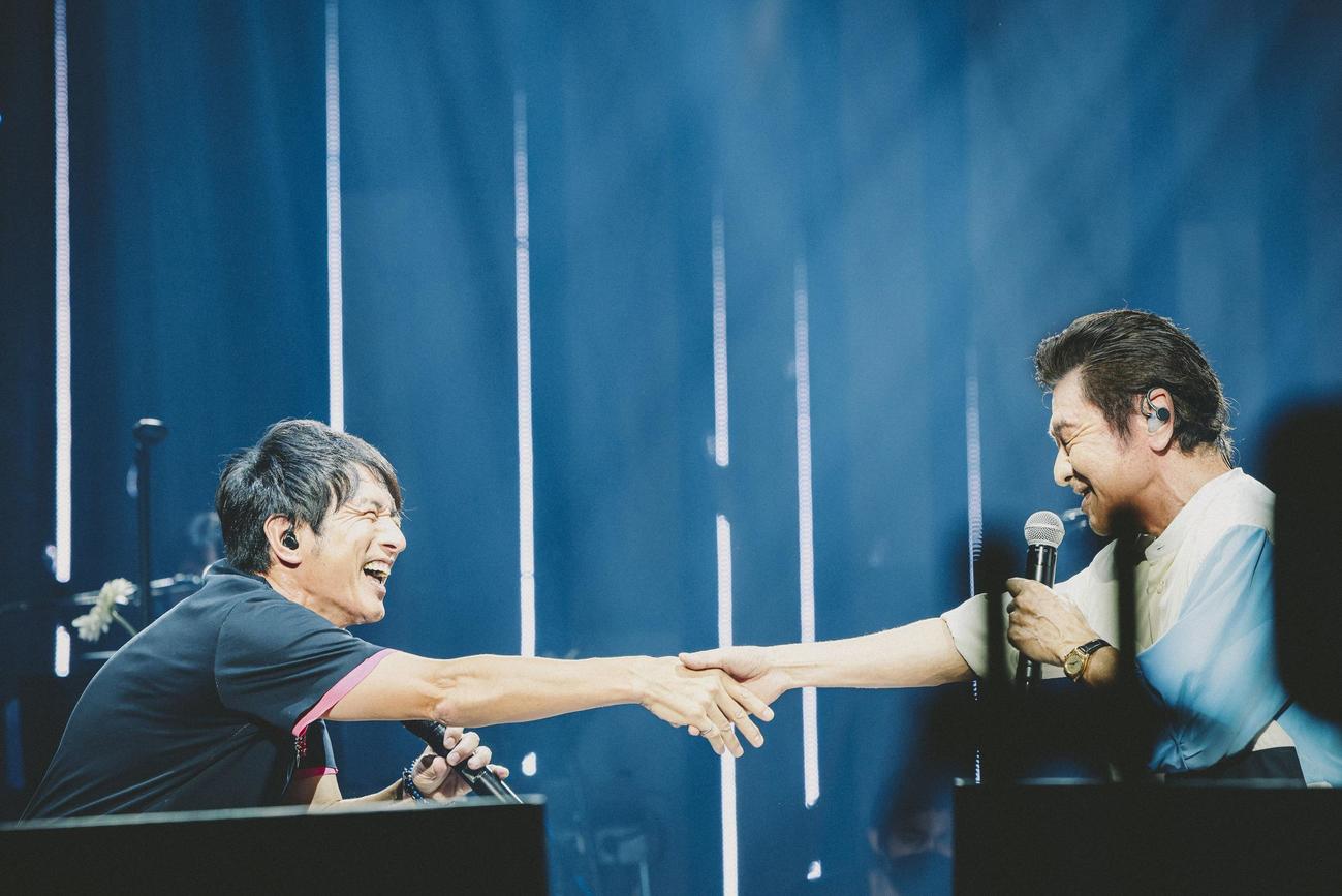 九段下フォーク・フェスティバルで歌唱する桑田佳祐（右）と桜井和寿
