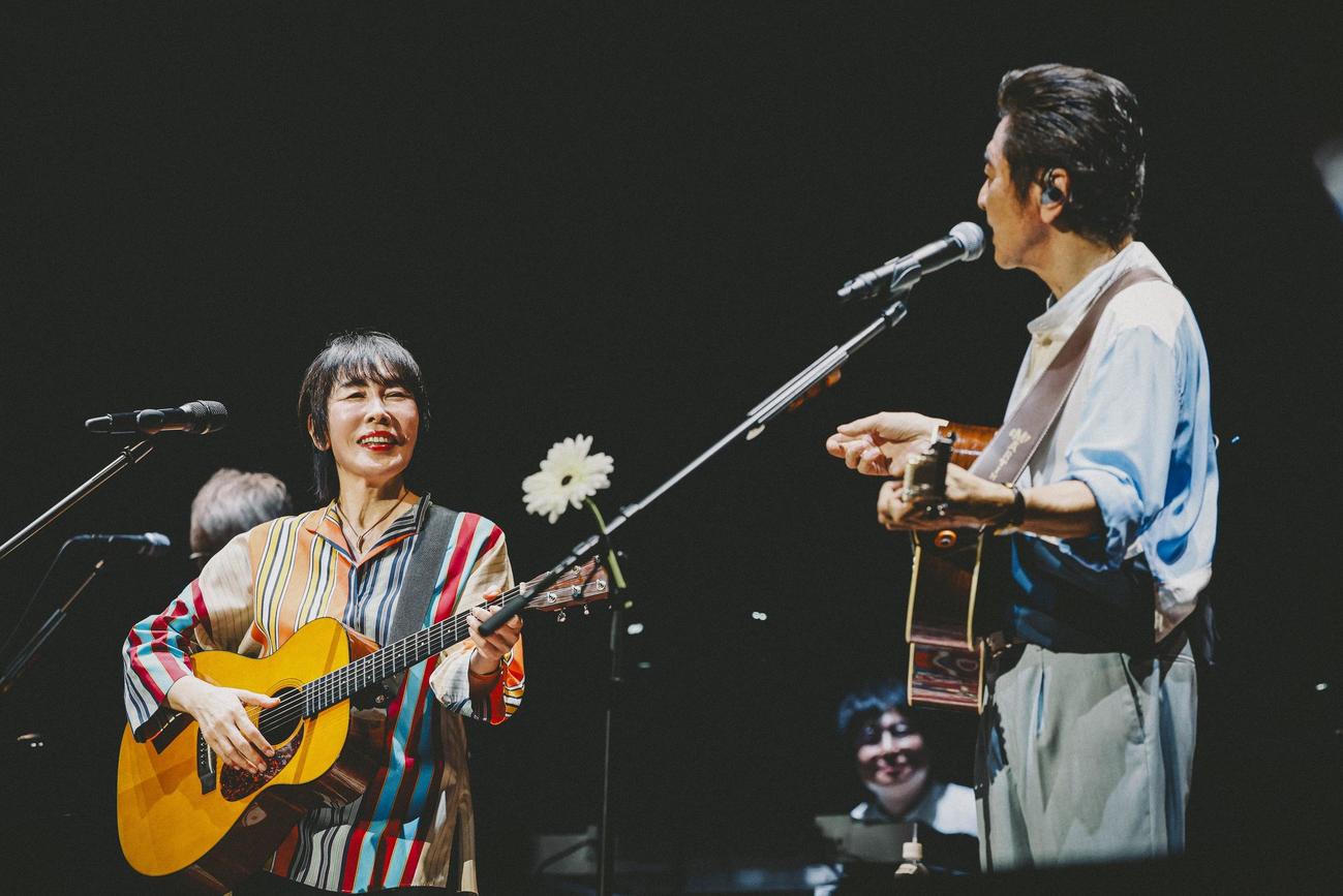 九段下フォーク・フェスティバルで歌唱する桑田佳祐（右）と原由子