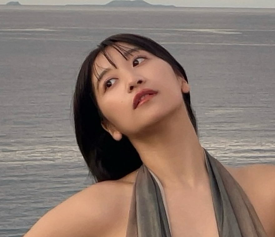 大胆露出ショットを公開した榎原依那（榎原依那のインスタグラムから）