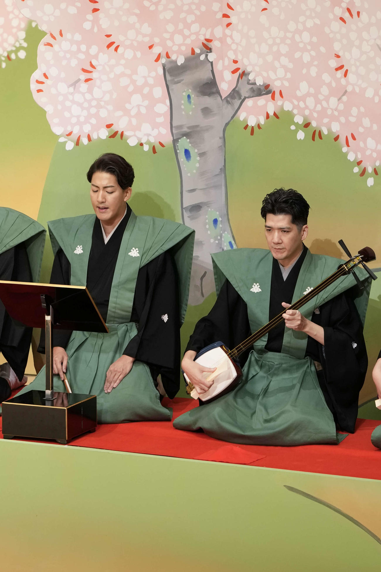 尾上右近は「吉野山」Aプロの配役上演で清元栄寿太夫として清元の立唄をつとめた（左）。右は兄清元斎寿（C）松竹