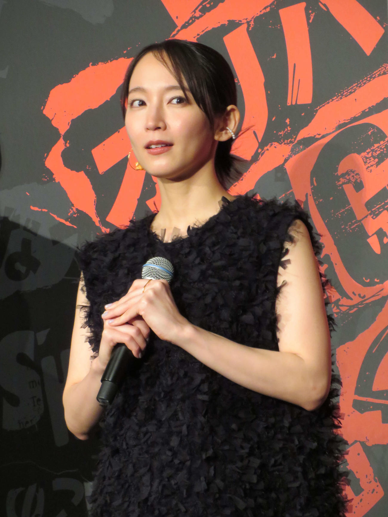 映画「THE　オリバーな犬、（Gosh！！）このヤロウ　MOVIE」公開記念舞台あいさつに登壇した吉岡里帆（撮影・村上幸将）