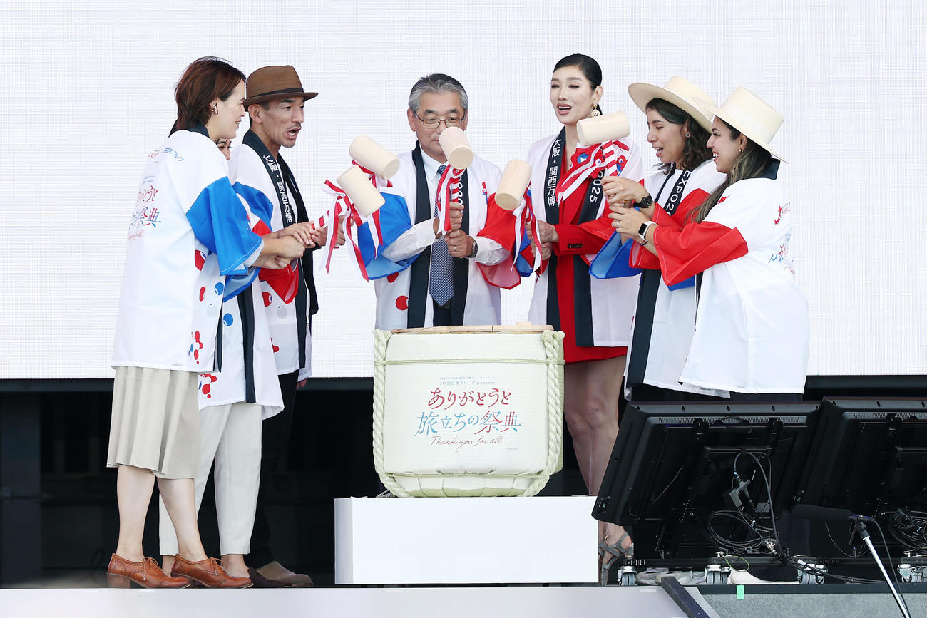 大阪・関西万博ファイナルイベント「ありがとう旅立ちの祭典」に登場し、感謝の鏡開きを行う中田英寿氏（左から2人目）とアンミカ（同4人目）（撮影・前田充）