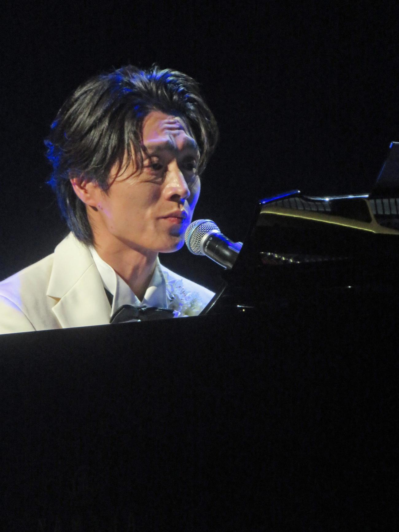 初挑戦のピアノ弾き語りを披露する真田ナオキ（撮影・川田和博）