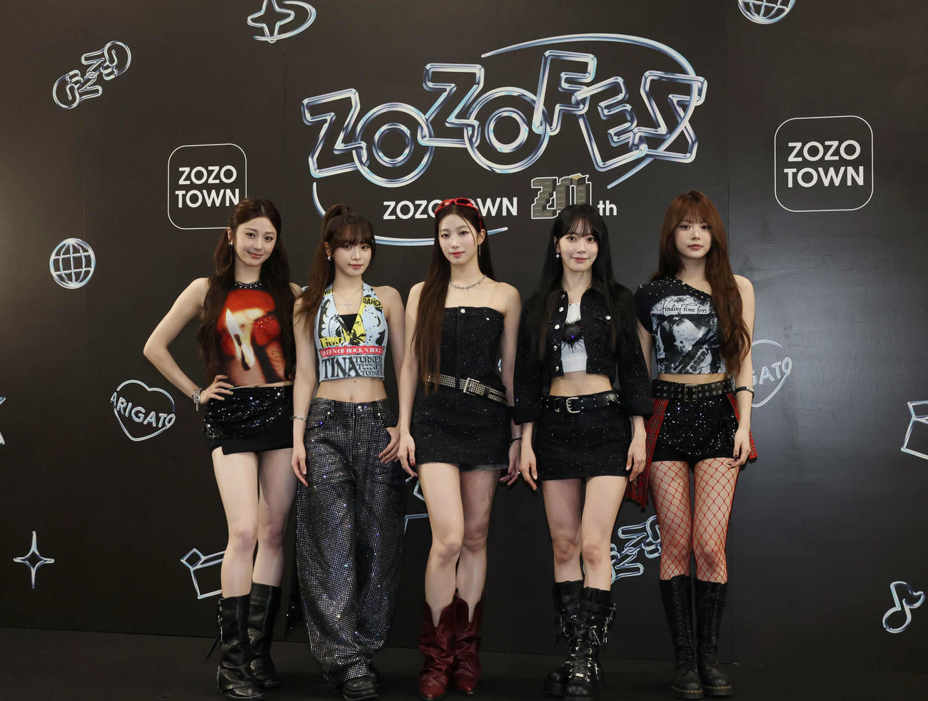 取材会に登壇したLE SSERAFIM。左からHUH YUNJIN、KIM CHAEWON、KAZUHA、SAKURA、HONG EUNCHAE（撮影・増田悦実）