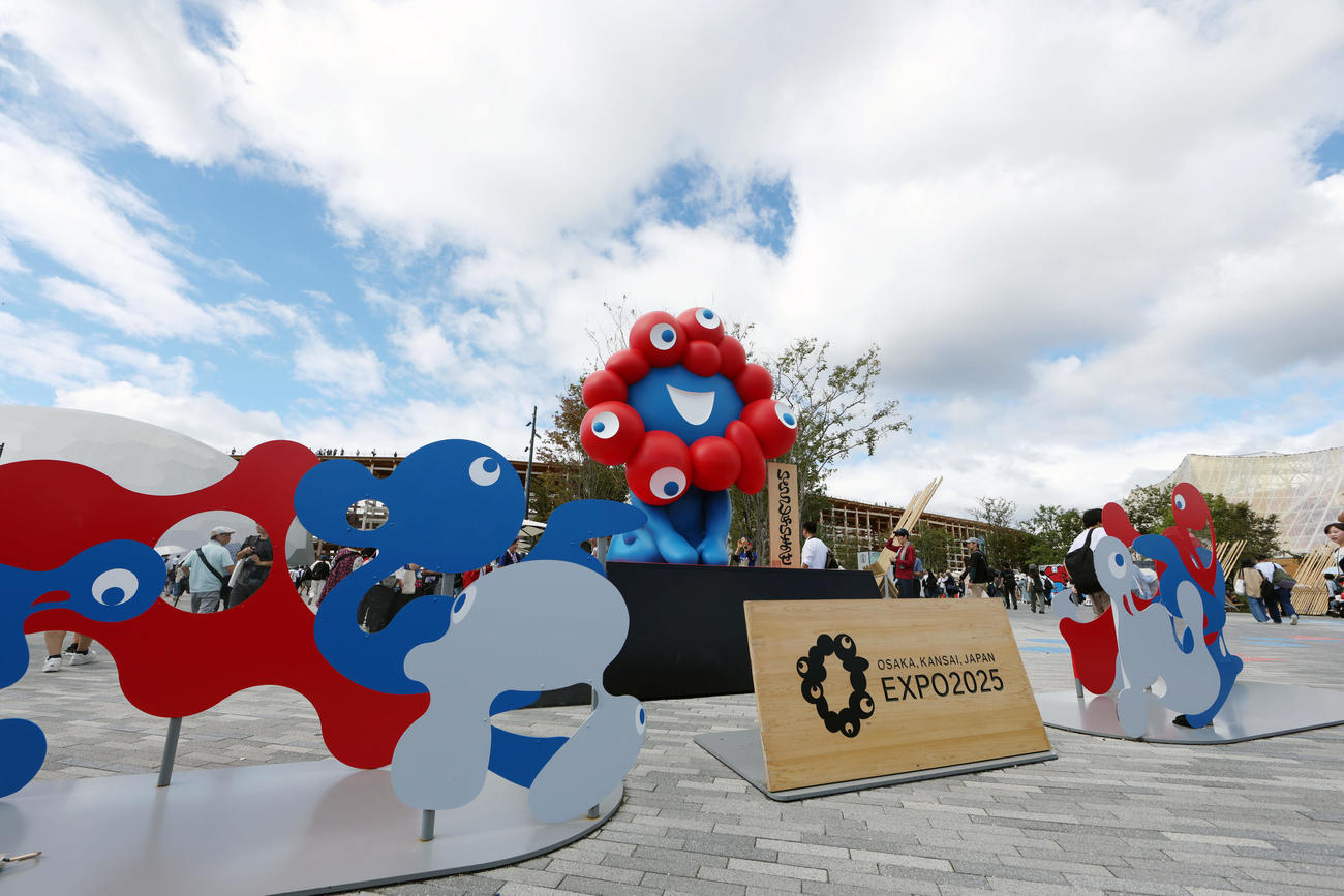 大阪・関西万博の最終日、来場者を迎えるミャクミャクのモニュメント（撮影・前田充）