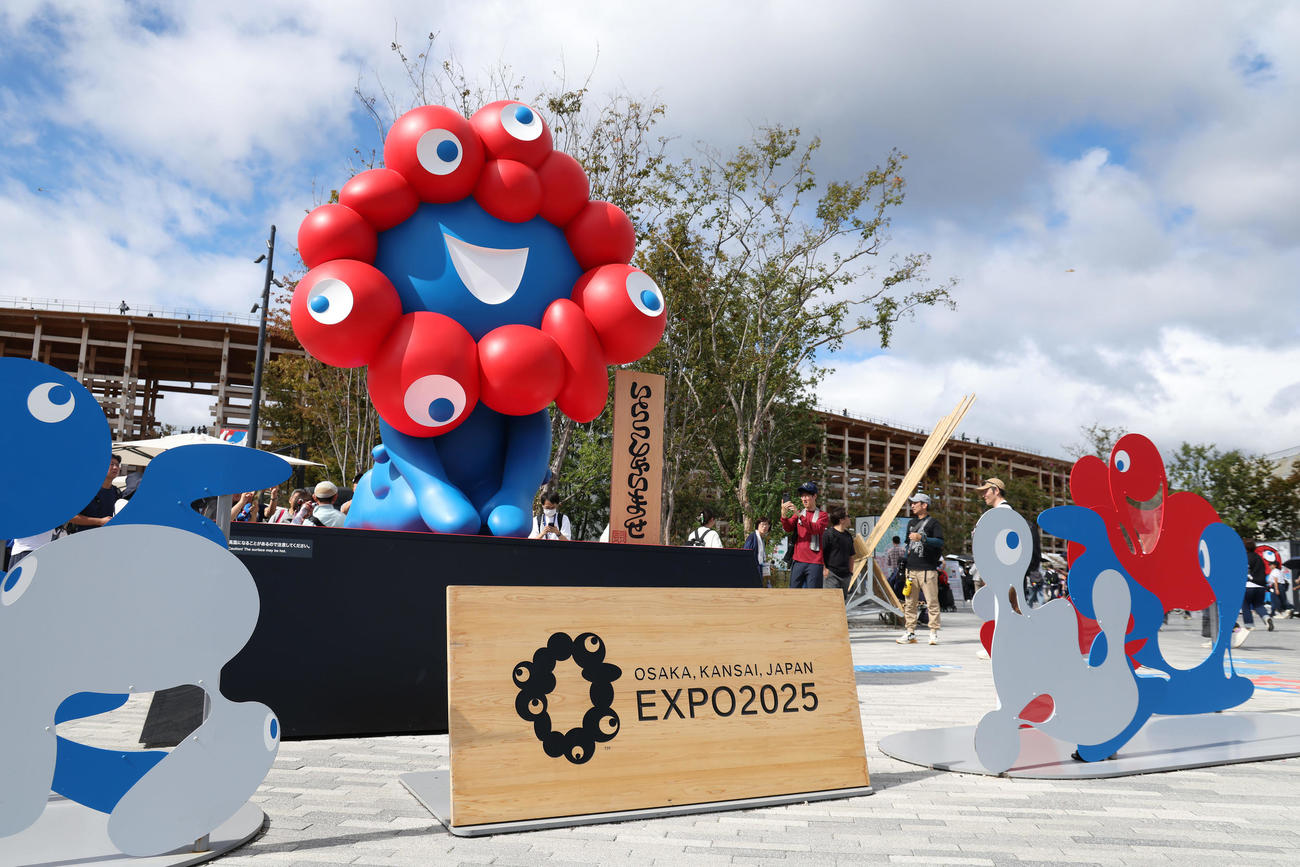 大阪・関西万博の最終日、来場者を迎えるミャクミャクのモニュメント（撮影・前田充）