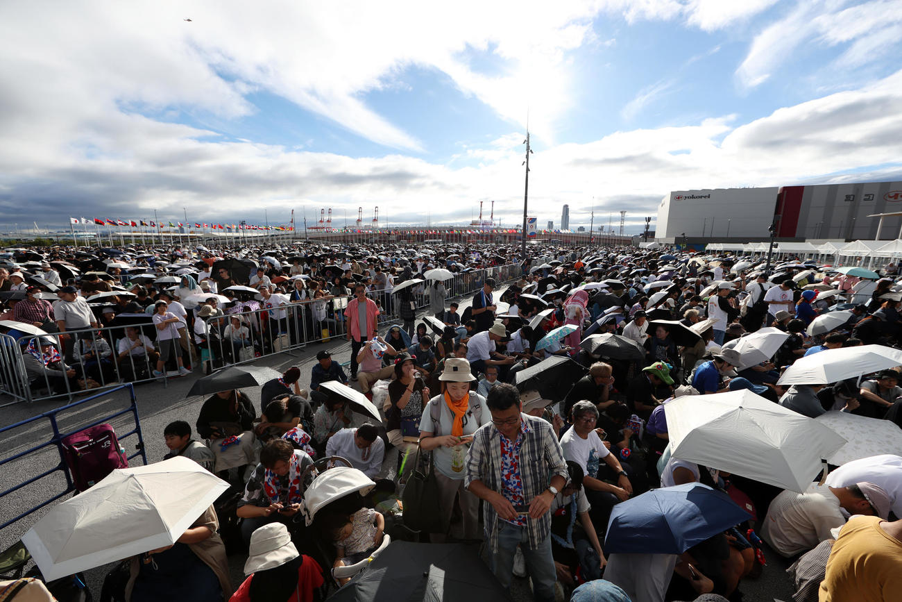 大阪・関西万博最終日、東ゲート前で開場を待つ多くの来場者たち（撮影・前田充）